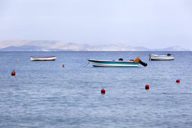 Küçük teknelerle bir liman Girit