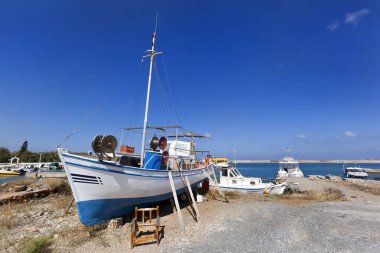 Kuru kara geleneksel balıkçı teknesi