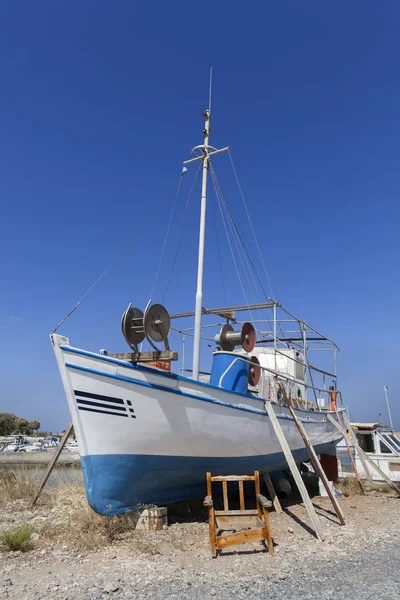 Kuru kara geleneksel balıkçı teknesi — Stok fotoğraf