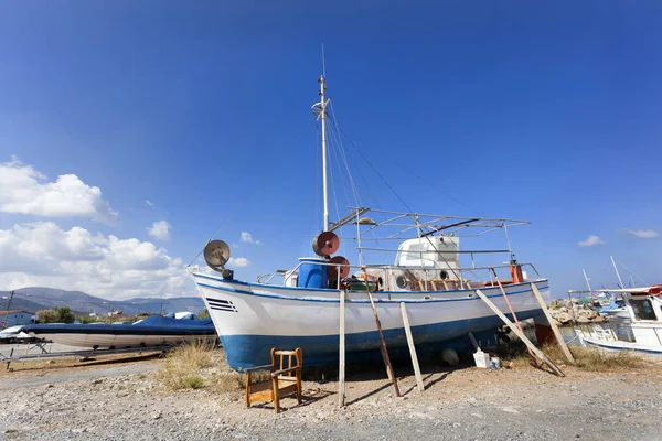 Traditional fishing boat on dry land — Stock Photo, Image