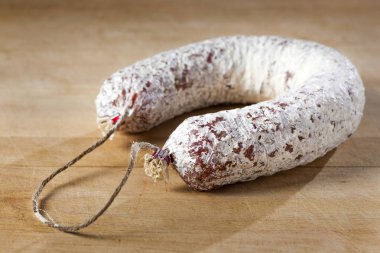 Ceviz ile lezzetli kuru sosis