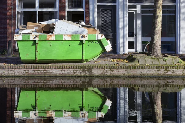 Constructores saltan cerca de un canal en Gouda — Foto de Stock