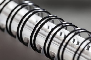 Organize tutmak için bağlama tel