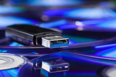 Bir yığın CD USB stick