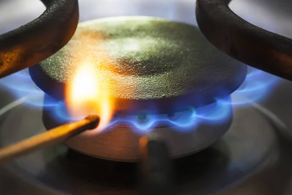 Pour allumer un brûleur de gaz naturel avec une allumette — Photo