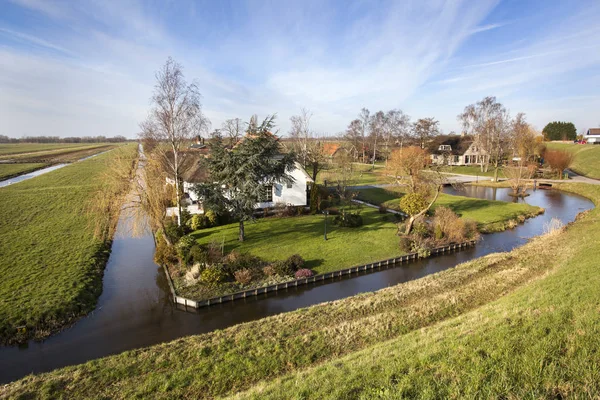 Paesaggio polder olandese con una fattoria e alcune case — Foto Stock