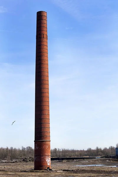 Vieille cheminée industrielle en brique — Photo