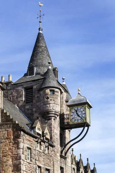 Edificio con reloj en Edimburgo — Foto de Stock