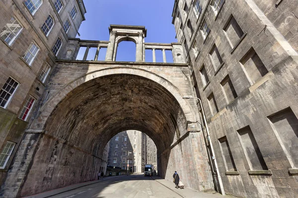 Rue et viaduc vintage à Édimbourg — Photo