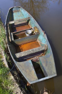 Eski paslı kürek teknesi metal 