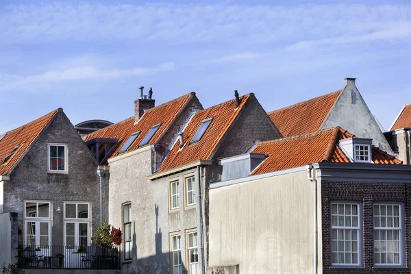 Historic buildings with red roof tiles in Dordrecht — Stock fotografie