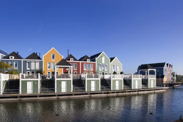 Kleurrijke huizen in Houten in Nederland — Stockfoto