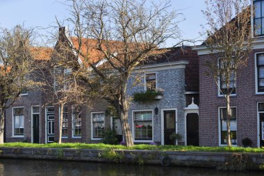 Schipluiden 'da tarihi evleri olan nostalji rıhtımı.