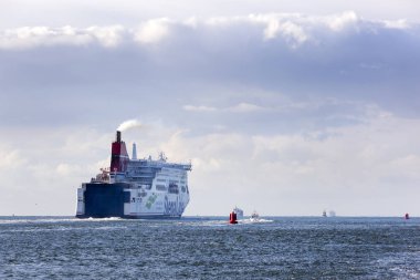 Hoek van Holland 'dan kalkan Stena feribotunun arkası.
