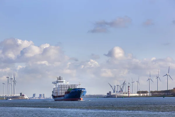 로테르담에 있는 하르 텔 카날 운하에 있는 컨테이너 선박 — 스톡 사진