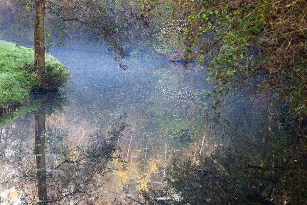 Reflejos de agua de naturaleza otoñal — Foto de Stock