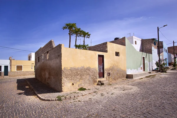 Cape Verde 'de renkli evleri olan bir caddenin köşesinde. — Stok fotoğraf