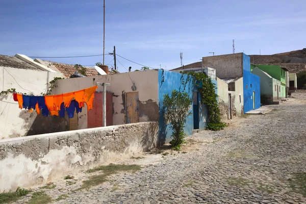 Calle con colorida colgando ropa de fútbol y casas en Cabo —  Fotos de Stock