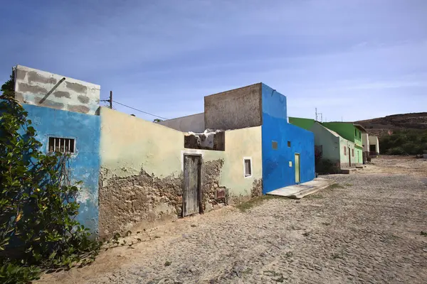 Cape Verde 'de renkli evleri olan bir sokak. — Stok fotoğraf