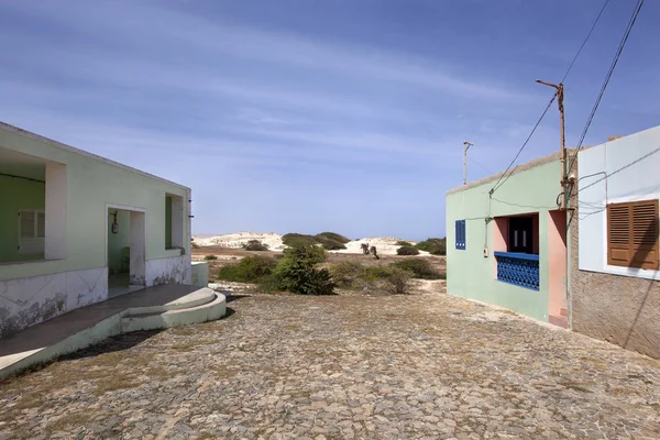 Cape Verde 'de asfalt bir caddenin sonundaki renkli evler. — Stok fotoğraf