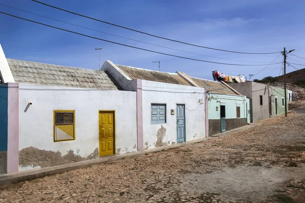 Cape Verde 'de renkli evleri olan bir sokak. — Stok fotoğraf