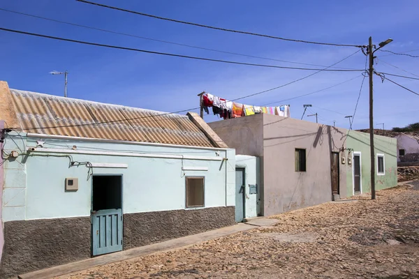 Cape Verde 'de renkli evleri olan bir sokak. — Stok fotoğraf