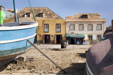 Boa Vista 'da Sal Rei' nin kumlarına parkedilmiş yıpranmış tekneler.