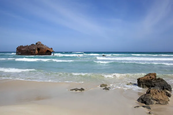 Naufrágio enferrujado e um oceano Atlântico azul em Boa Vista — Fotografia de Stock
