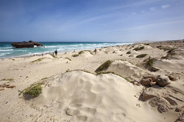 Dunas de areia e turistas em turnê vendo um naufrágio em Boa Vista — Fotografia de Stock