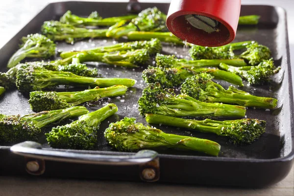 Broccoli Geroosterd Een Ovenschaal Een Rode Pepermolen — Stockfoto