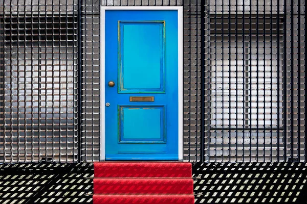 Photo Manipulée Tapis Rouge Menant Bâtiment Avec Une Porte Bleue — Photo