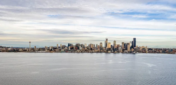 Drohnenblick auf die Skyline der Stadt — Stockfoto