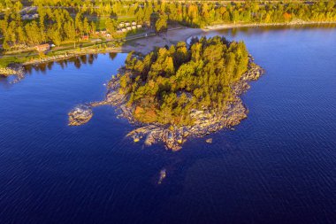 İsveç, Sundsvall yakınlarında deniz manzaralı İHA.