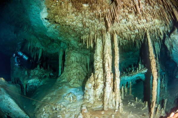 墨西哥阿尔马登 Dreamgate 的水肺潜水 — 图库照片