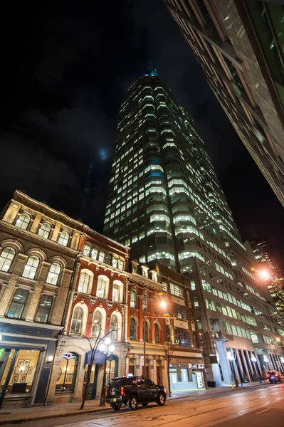 Gamla och nya byggnader i Toronto, Kanada — Stockfoto