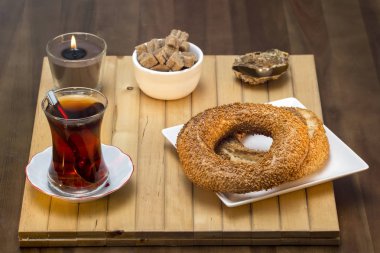 Simit, simit ahşap masa üzerinde Türk çayı ile