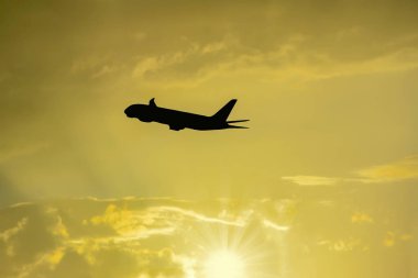 yardım eli arasında iki dağcı, siluet