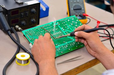 Elektronik tamirci iş