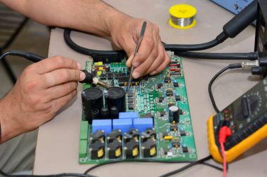 Elektronik tamirci iş