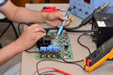 Elektronik tamirci iş