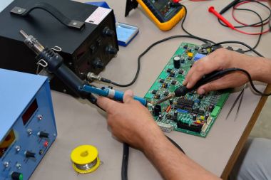 Elektronik tamirci iş