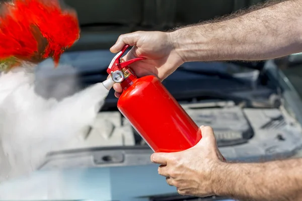 Extinguir um incêndio de carro — Fotografia de Stock