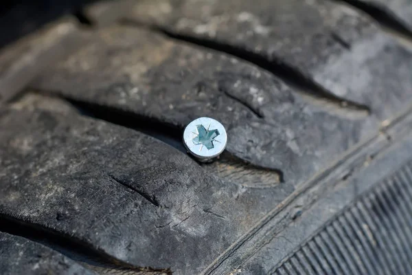 Platter Reifen mit Schraube — Stockfoto
