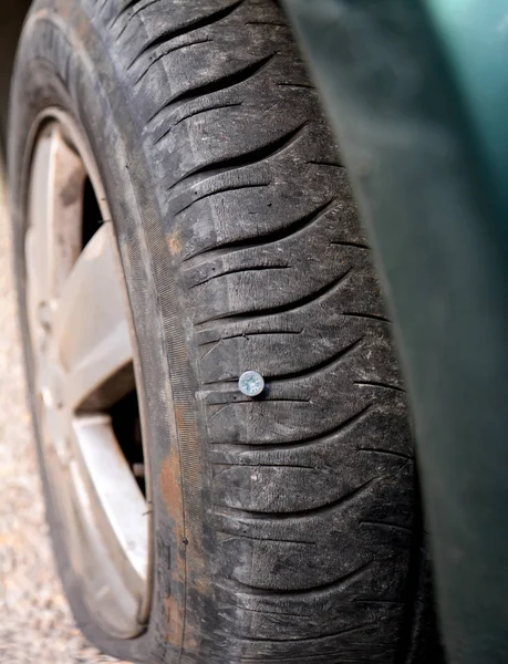 Platter Reifen mit Schraube — Stockfoto