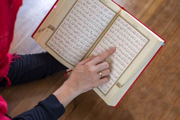 Eine Frau liest al-quran — Stockfoto