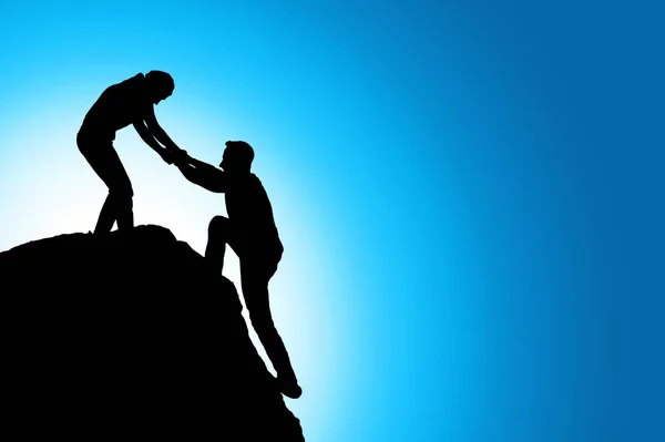 yardım eli arasında iki dağcı, siluet