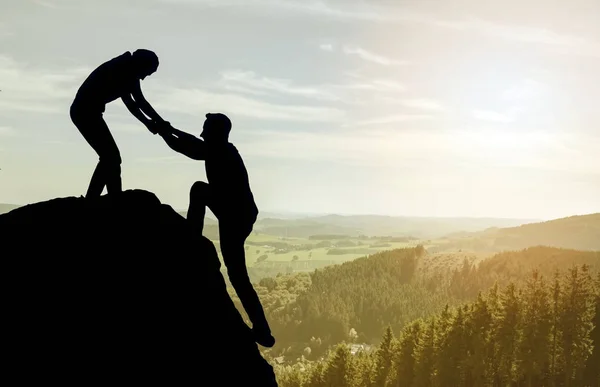 yardım eli arasında iki dağcı, siluet 