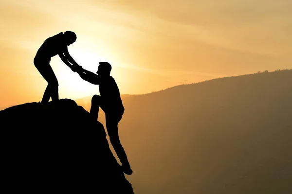 yardım eli arasında iki dağcı, siluet 