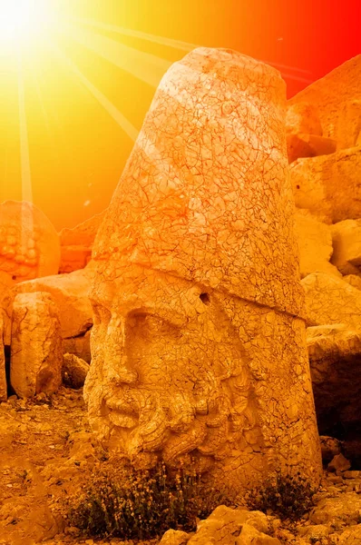 Mont Nemrut la tête devant les statues . — Photo