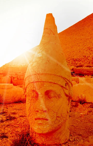 Mont Nemrut la tête devant les statues . — Photo